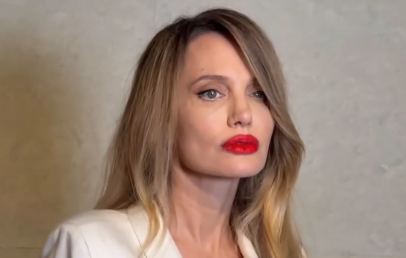 «Αυτή δεν είναι η Αντζελίνα!»: Οι θεωρίες συνωμοσίας για τη νέα εμφάνιση της Τζολί στη Σανγκάη