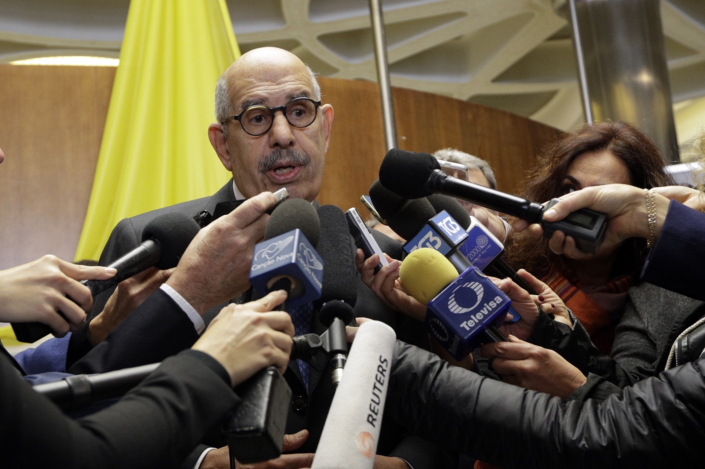 Ο πρώην επικεφαλής του ΔΟΑΕ ελ Μπαραντέι κάλεσε τη διεθνή κοινότητα να σταματήσει τον «παράφρονα» Τραμπ