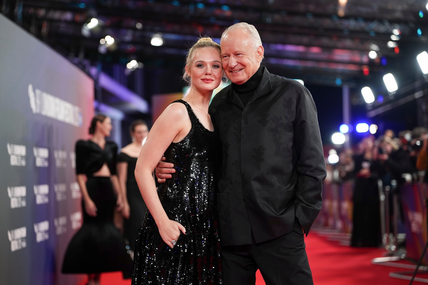 Ο Στέλαν Σκάρσγκαρντ και οι αδελφές Φάνινγκ στο νέο θρίλερ του Άλεξ Κάρι για το Apple TV+