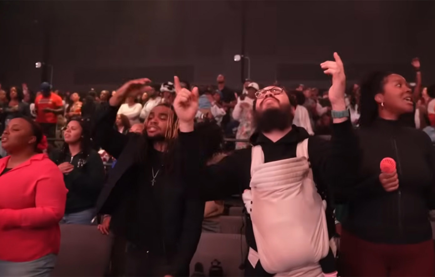 Χιλιάδες νέοι στην ουρά από τα ξημερώματα για μία θέση στην εκκλησία «2819»