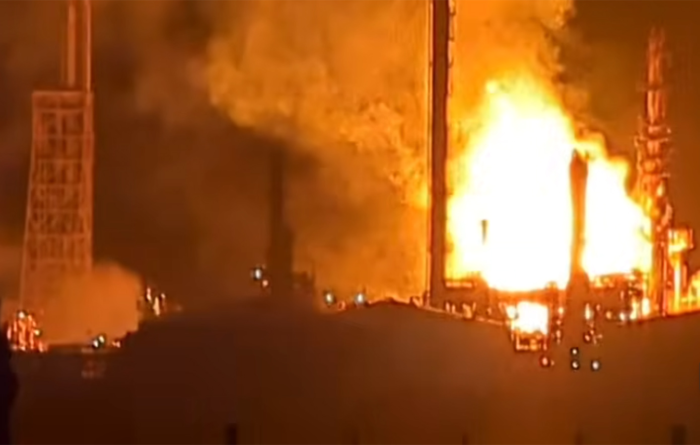 Κόλαση φωτιάς σε διυλιστήριο στην Αυστραλία: Καίει για 13 ώρες, «στραγγίζει» τα αποθέματα, επηρεάζει την παγκόσμια αγορά