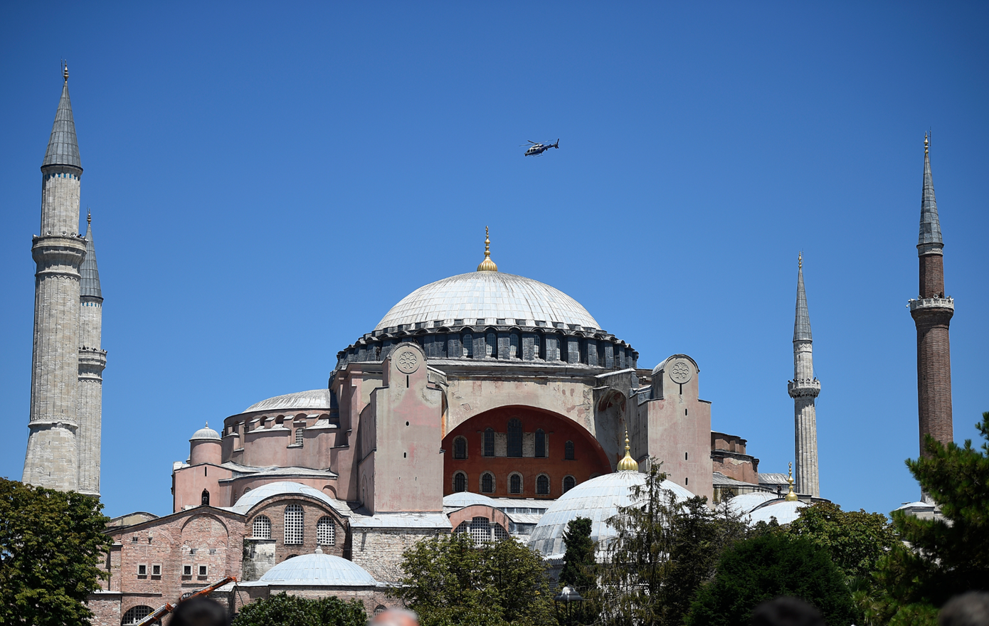 Στη φυλακή οι Έλληνες που άνοιξαν σημαία με τον βυζαντινό αετό στην Αγιά Σοφιά