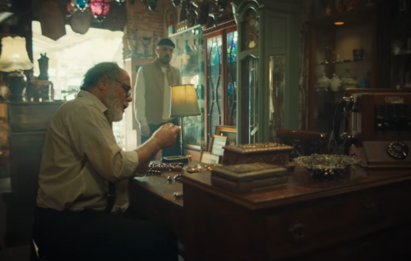 Ο τραγουδοποιός APON και ο ηθοποιός Θοδωρής Κατσαφάδος σε σκηνή από το music video Ρεμπέτικο