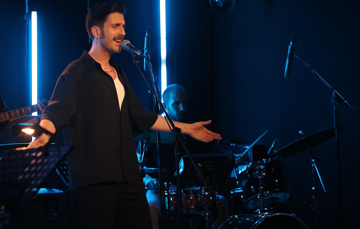 Έχεις ακούσει σε live Björk μαζί με Άκη Πάνου; Αν όχι, θα το ζήσεις στον Σταυρό του Νότου με τον Απόστολο Κίτσο