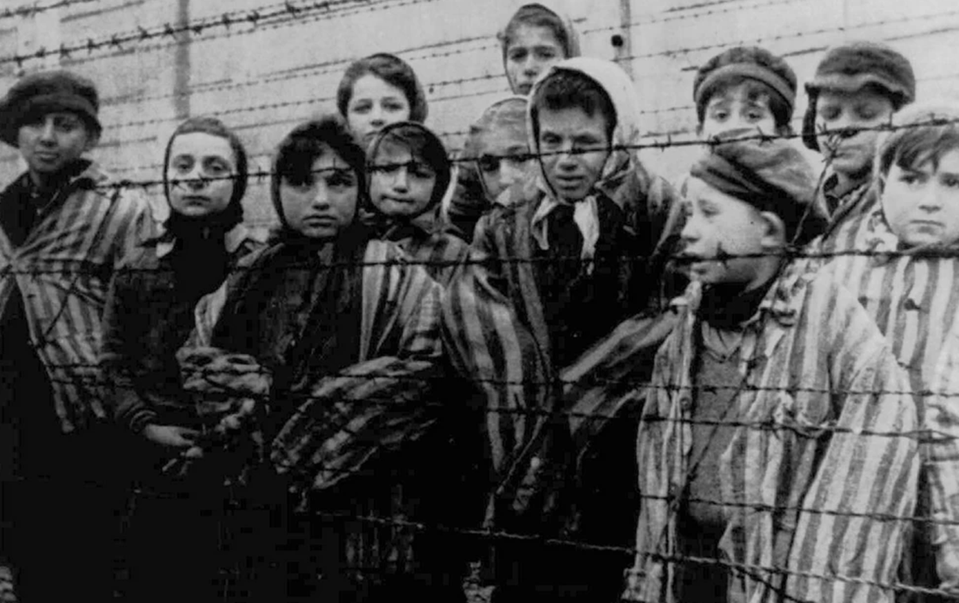 Πληθαίνουν οι Νεοϋορκέζοι που πιστεύουν ότι οι Εβραίοι «πρέπει να ξεπεράσουν» το Ολοκαύτωμα