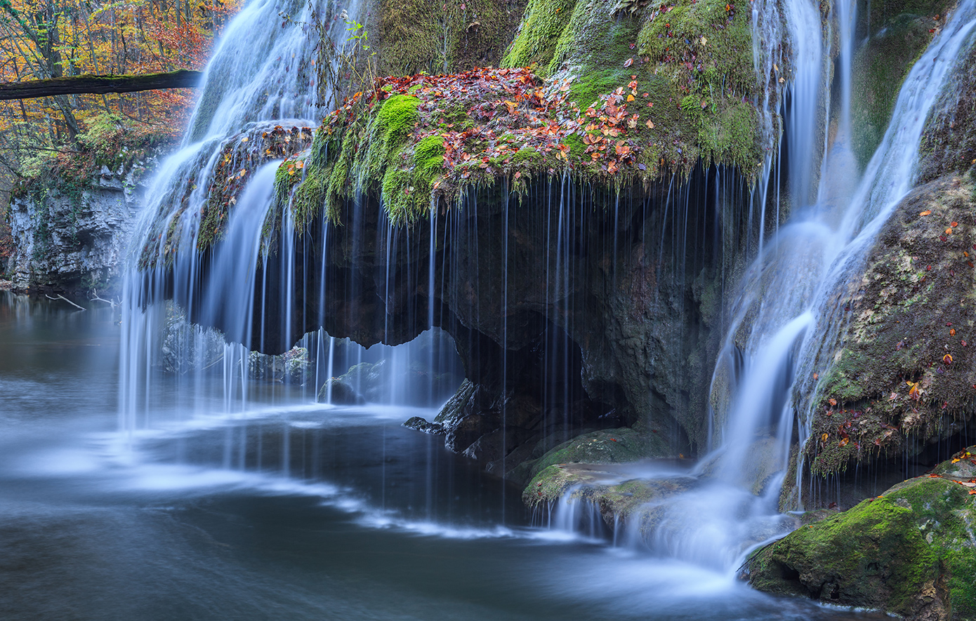 Ο παραμυθένιος καταρράκτης της Ρουμανίας που γεννήθηκε από μια τραγική ιστορία αγάπης