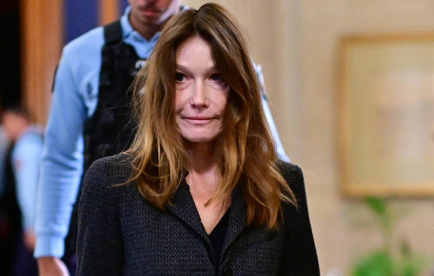 Μια άλλη Κάρλα Μπρούνι: Πήγε στο δικαστήριο  με τον Νικολά Σαρκοζί με ελάχιστο μακιγιάζ και λερωμένα sneakers