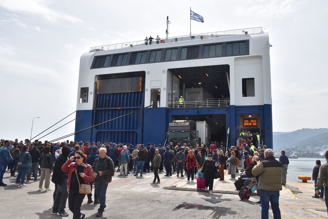 Κινητοποίηση κτηνοτρόφων στο λιμάνι &#8211; Δεν επέτρεψαν την αποβίβαση φορτηγών από το πλοίο «Blue Star Patmos»