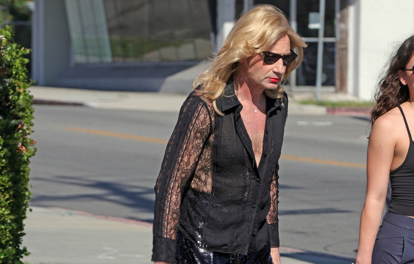 Διάσημος ηθοποιός των 90s έγινε αγνώριστος για τις ανάγκες ρόλου &#8211; Φορούσε παγιετέ φούστα και ξανθιά περούκα