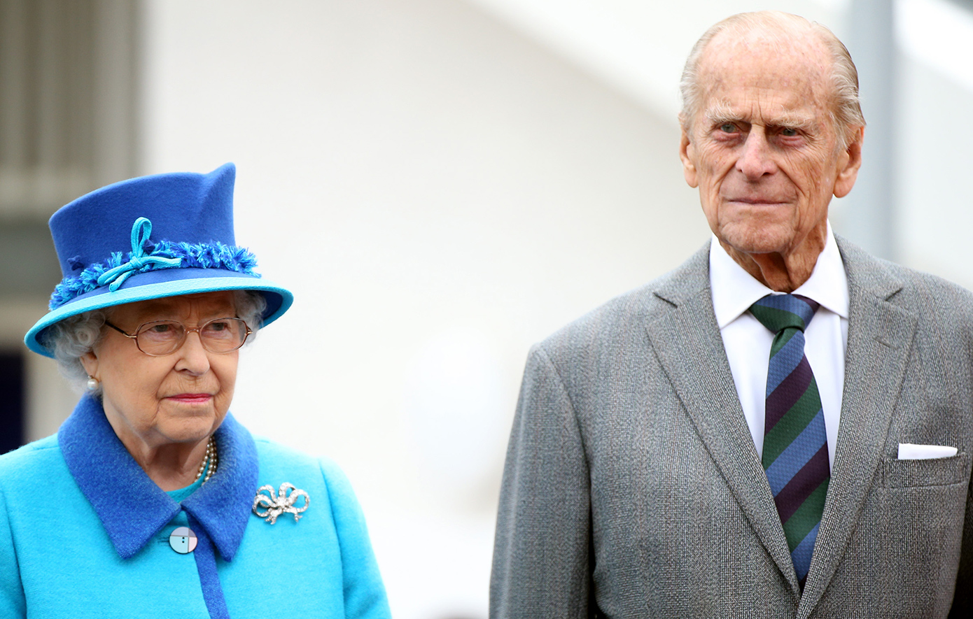 Βιβλίο αποκαλύπτει την αντίδραση της βασίλισσας Ελισάβετ όταν ο Φίλιππος της τσίμπησε τα οπίσθια &#8211; Τα κυνηγητά στο παλάτι