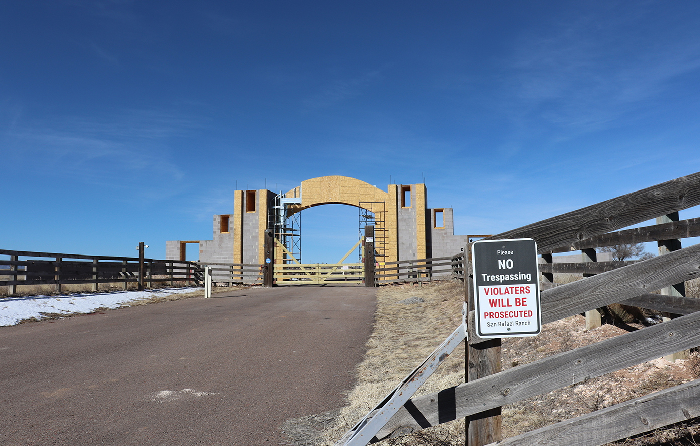 Εφιάλτης στο ράντσο Ζόρο: Σοκαριστικές μαρτυρίες για ομαδικούς βιασμούς ανδρών και «θαμμένα κορίτσια» στο κολαστήριο του Έπστιν