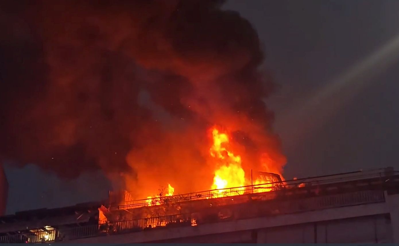 Μεγάλη φωτιά σε διαμέρισμα πέμπτου ορόφου στη Νέα Σμύρνη &#8211; Αναζητείται ένας ένοικος