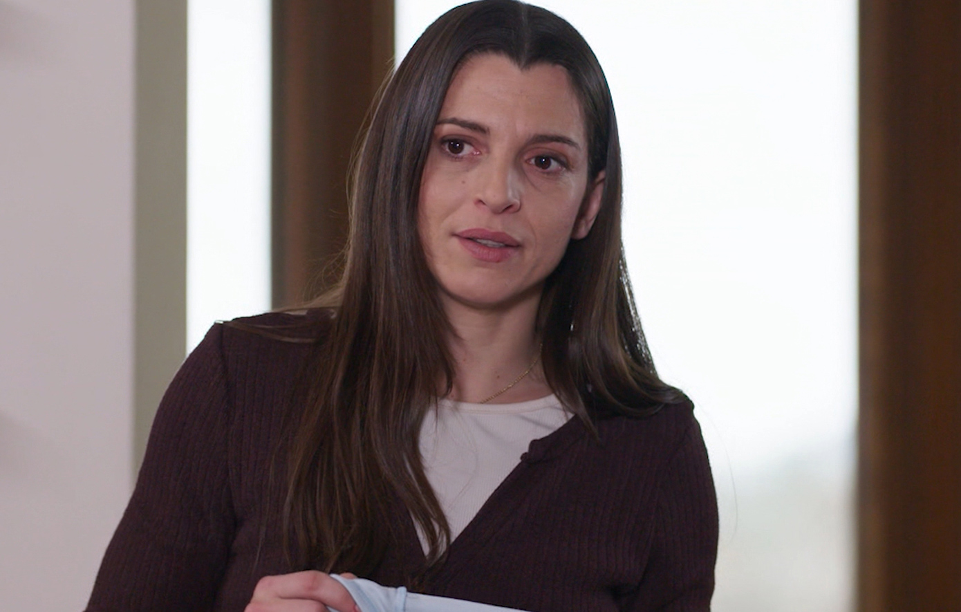 «Η γη της ελιάς»: Η Ισμήνη προσπαθεί να πείσει τον Κωνσταντίνο να μην την εγκαταλείψει