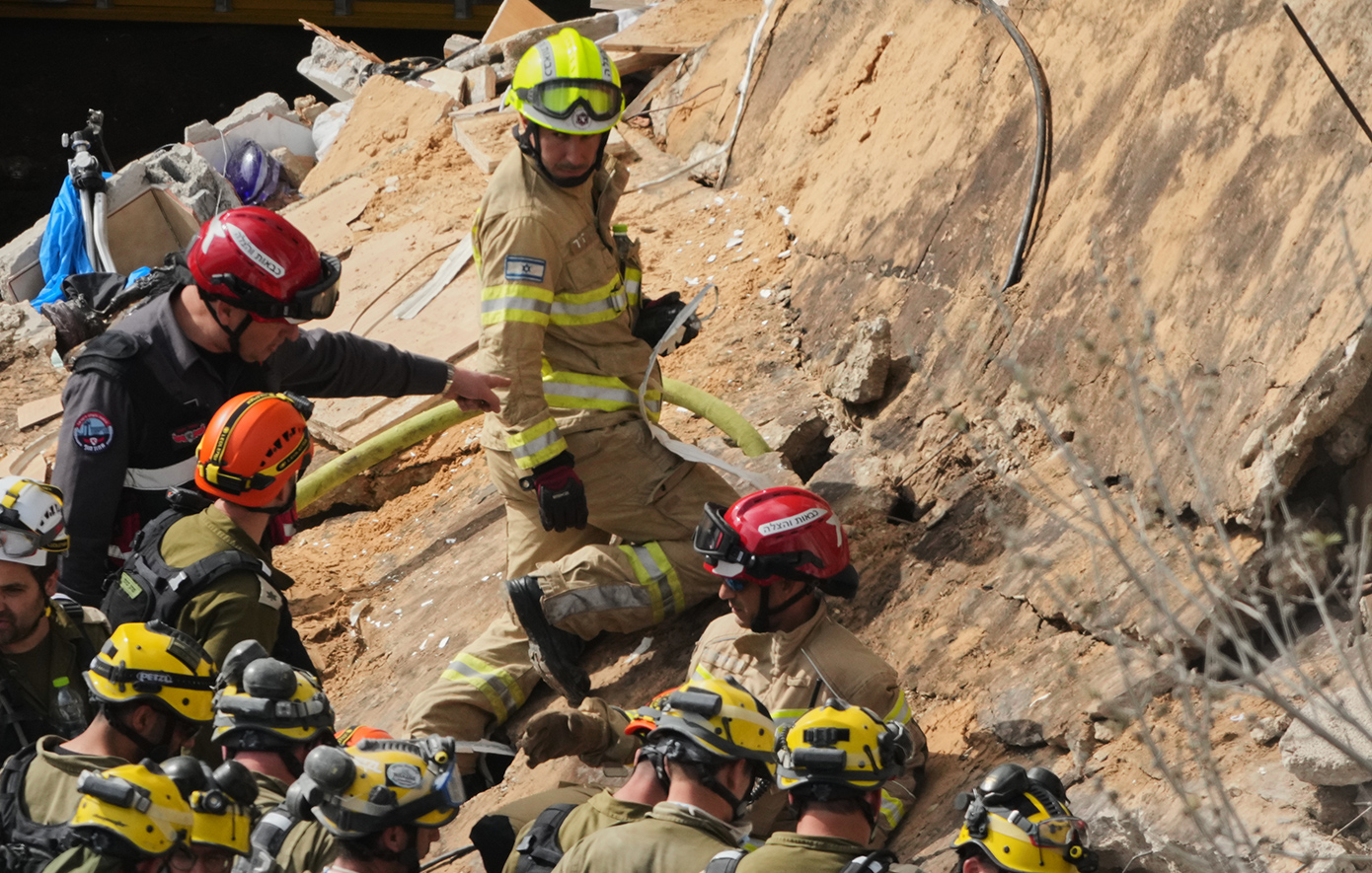 Τέσσερα πτώματα ανασύρθηκαν από τα ερείπια πολυκατοικίας στη Χάιφα