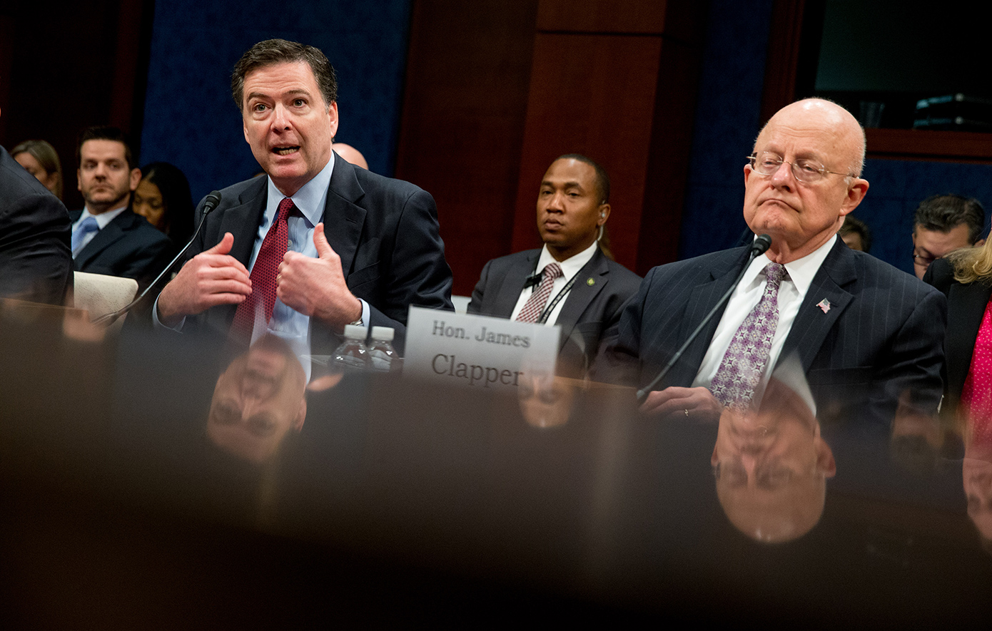 Ο πρώην διευθυντής του FBI, Τζέιμς Κόμι, αντιμέτωπος με την κατηγορία πως απείλησε τη ζωή του Τραμπ