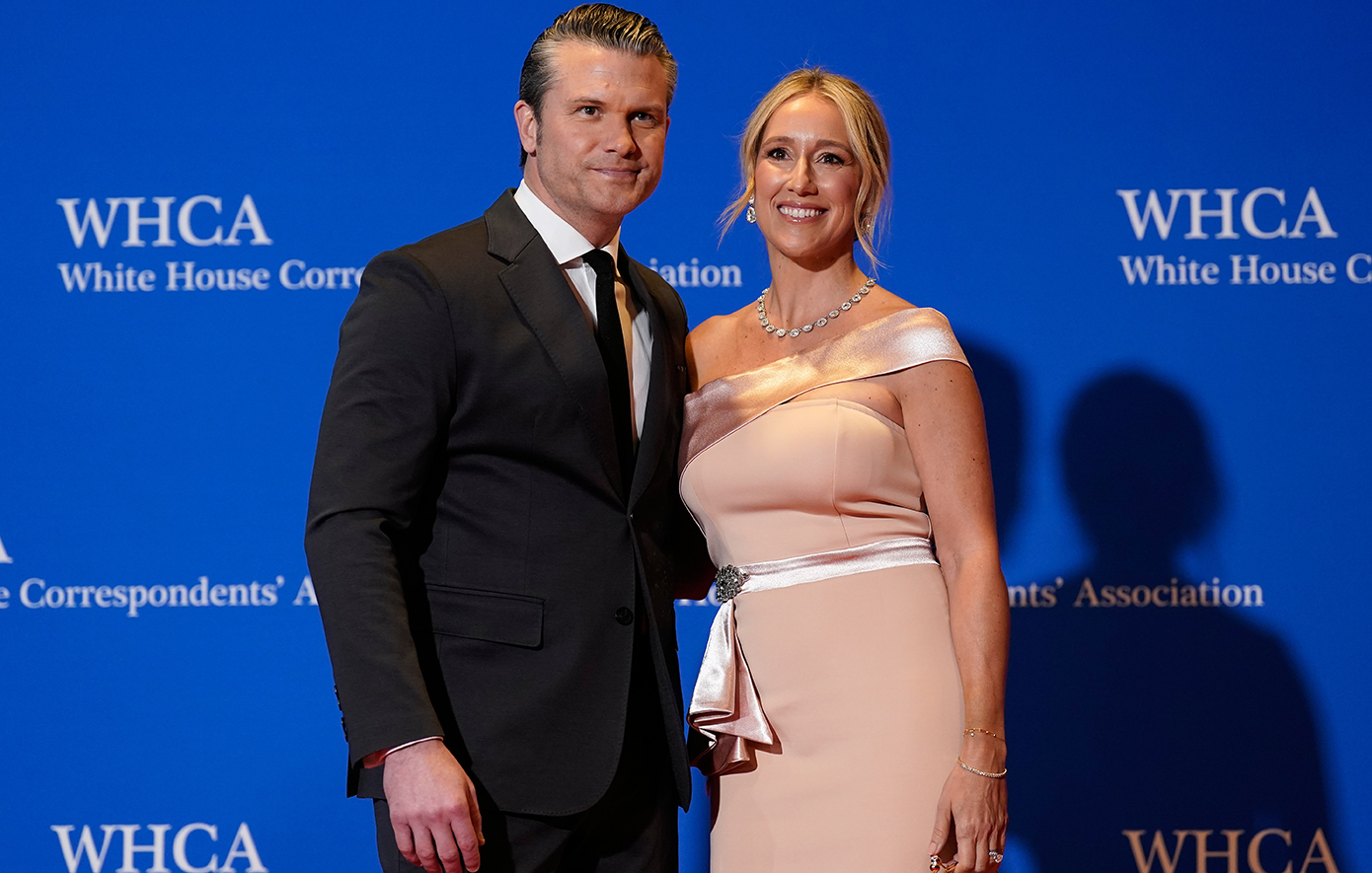 Το φόρεμα των 42 δολαρίων από τη Shein της συζύγου του υπουργού Πολέμου των ΗΠΑ και τα σχόλια που προκάλεσαν αντιδράσεις