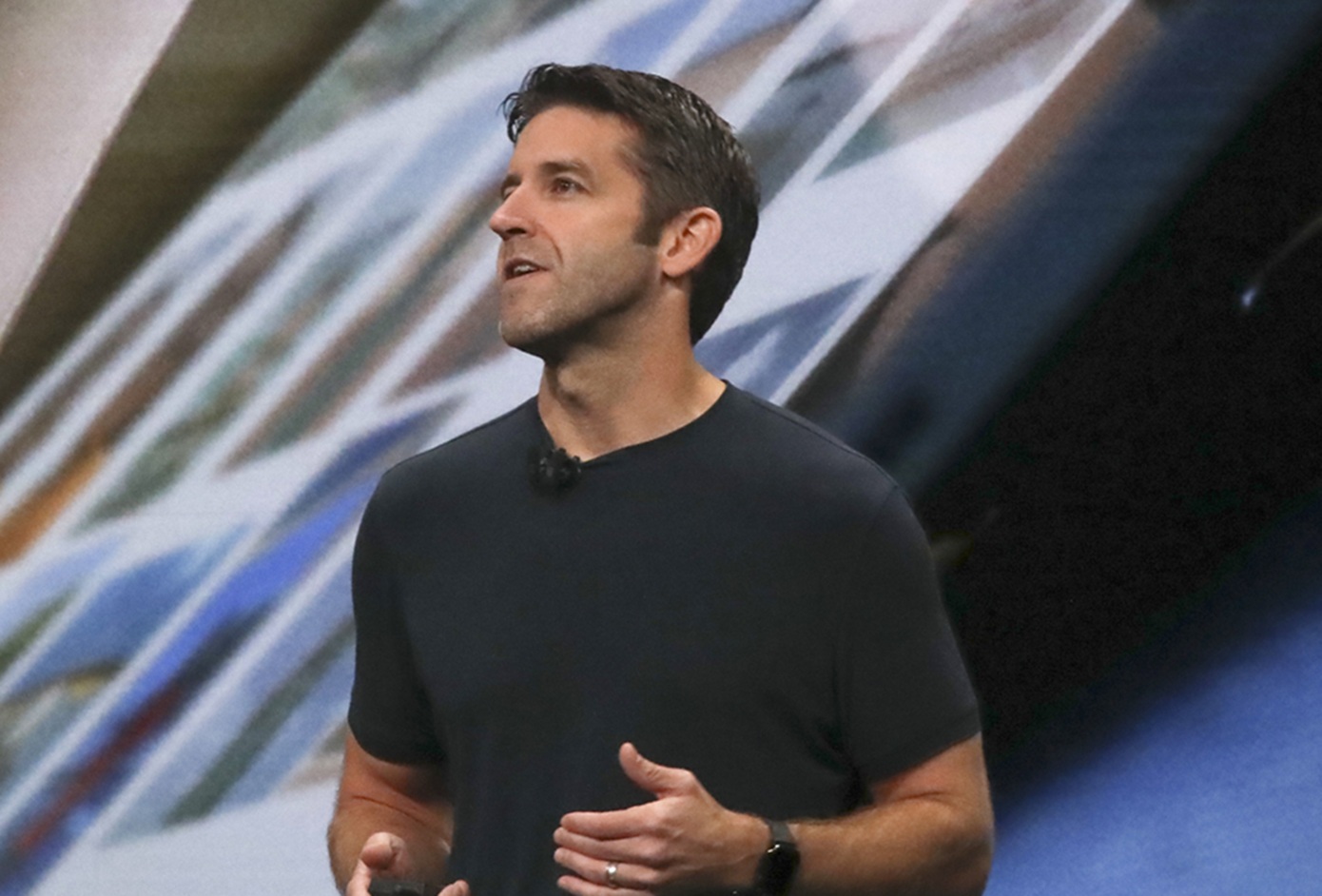 Τέλος εποχής στην Apple: Ο Τιμ Κουκ παραδίδει τη σκυτάλη της ηγεσίας – Ποιος αναλαμβάνει τα ηνία