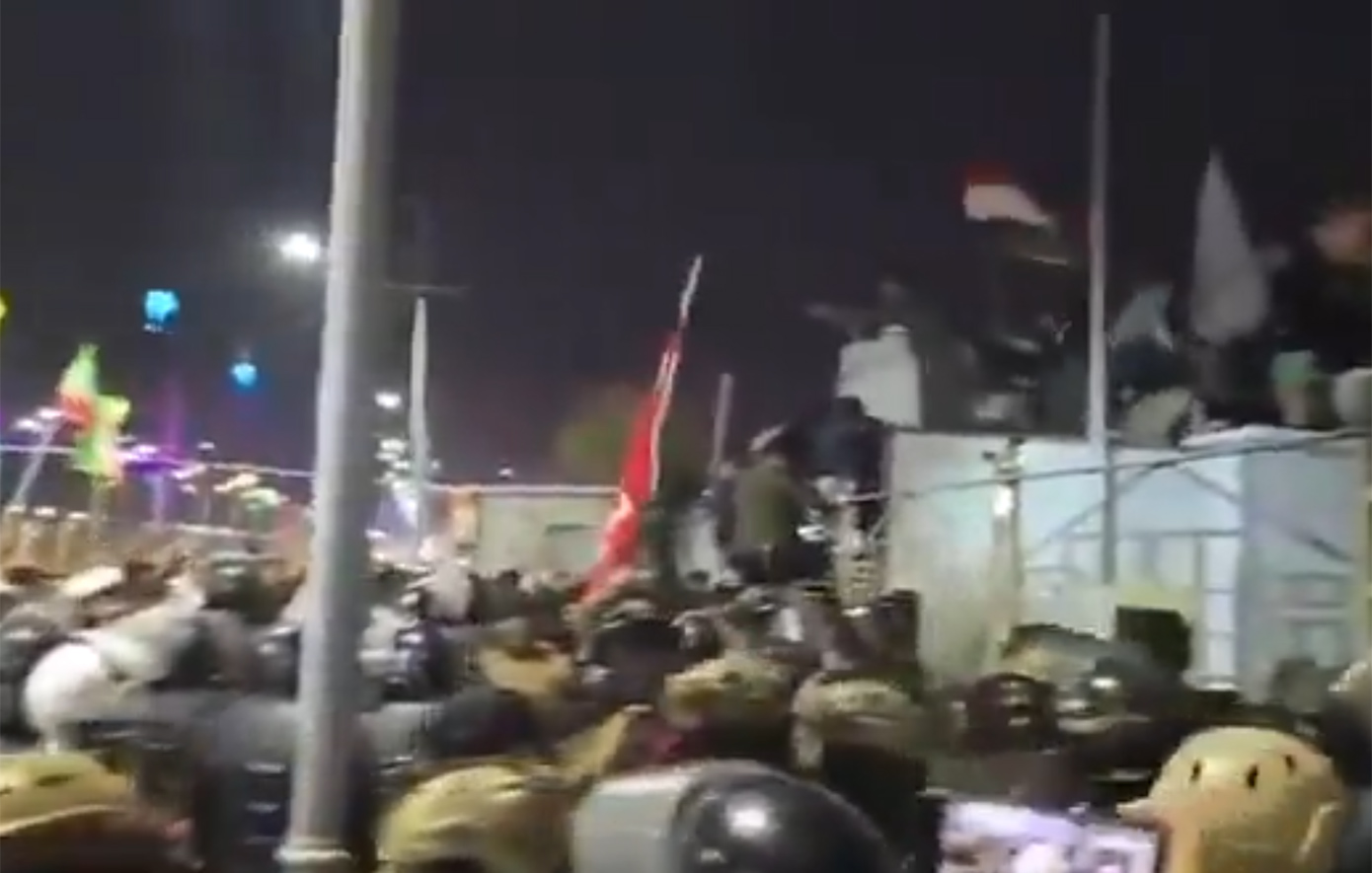 Αναβρασμός στο Ιράκ: Βίντεο από την εισβολή Ιρανόφιλων στο πορξενείο του Κουβέιτ