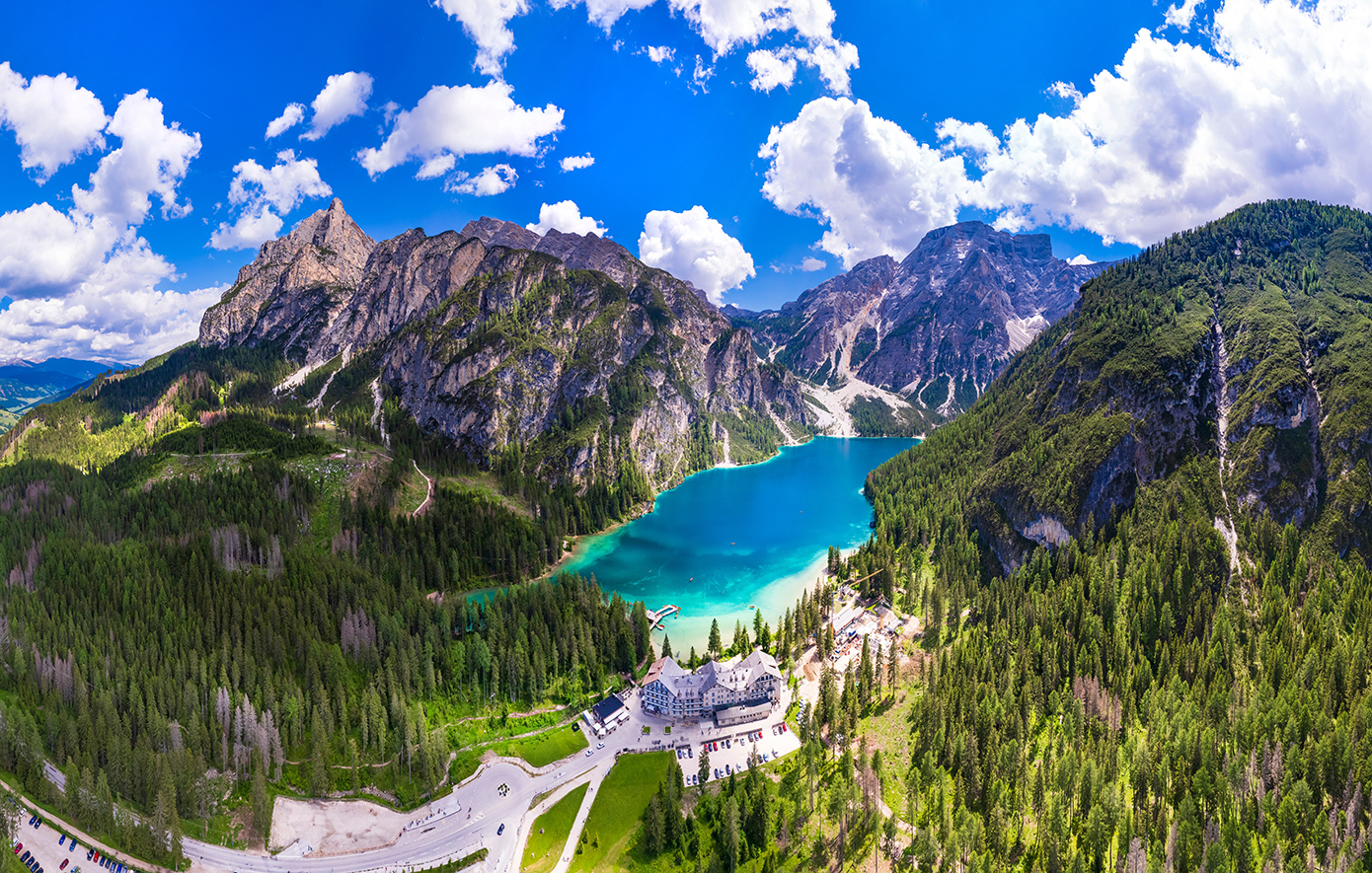 Lago di Braies: Η αλπική λίμνη σε υψόμετρο 1.500 μέτρων που καθρεφτίζει τις απόκρημνες κορυφές των Δολομιτών
