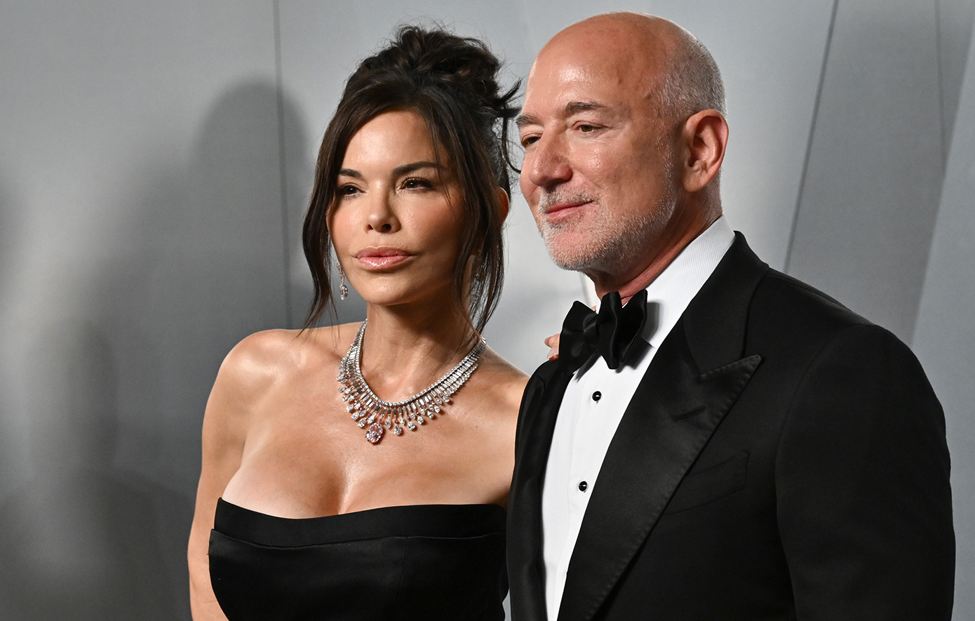 Η Λόρεν Σάντσεζ έκανε εντυπωσιακή εμφάνιση στο επίσημο δείπνο για τον βασιλιά Κάρολο