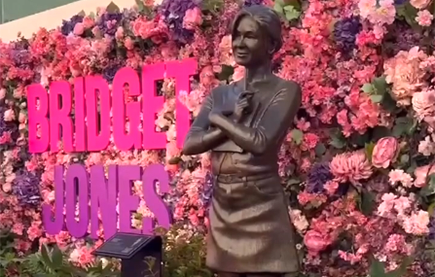 Μόνιμο θα είναι πλέον το άγαλμα της Μπρίτζετ Τζόουνς στην πλατεία Λέστερ του Λονδίνου