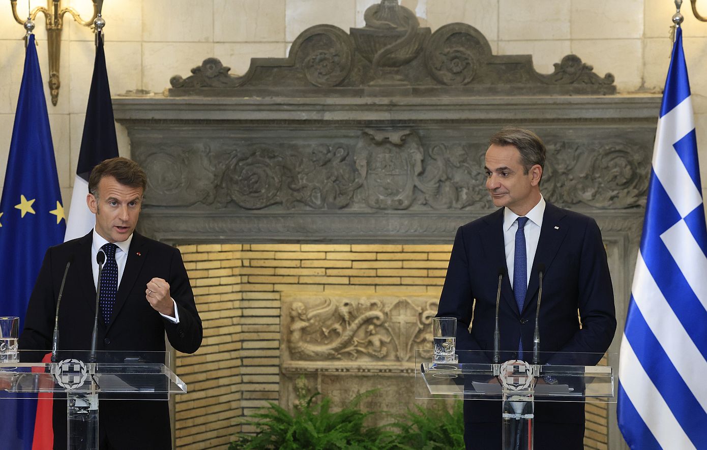 Politico: Μακρόν και Μητσοτάκης ζητούν την επιμήκυνση αποπληρωμής του Ταμείου Ανάκαμψης και νέα ευρωπαϊκά ομόλογα για άμυνα και ΑΙ