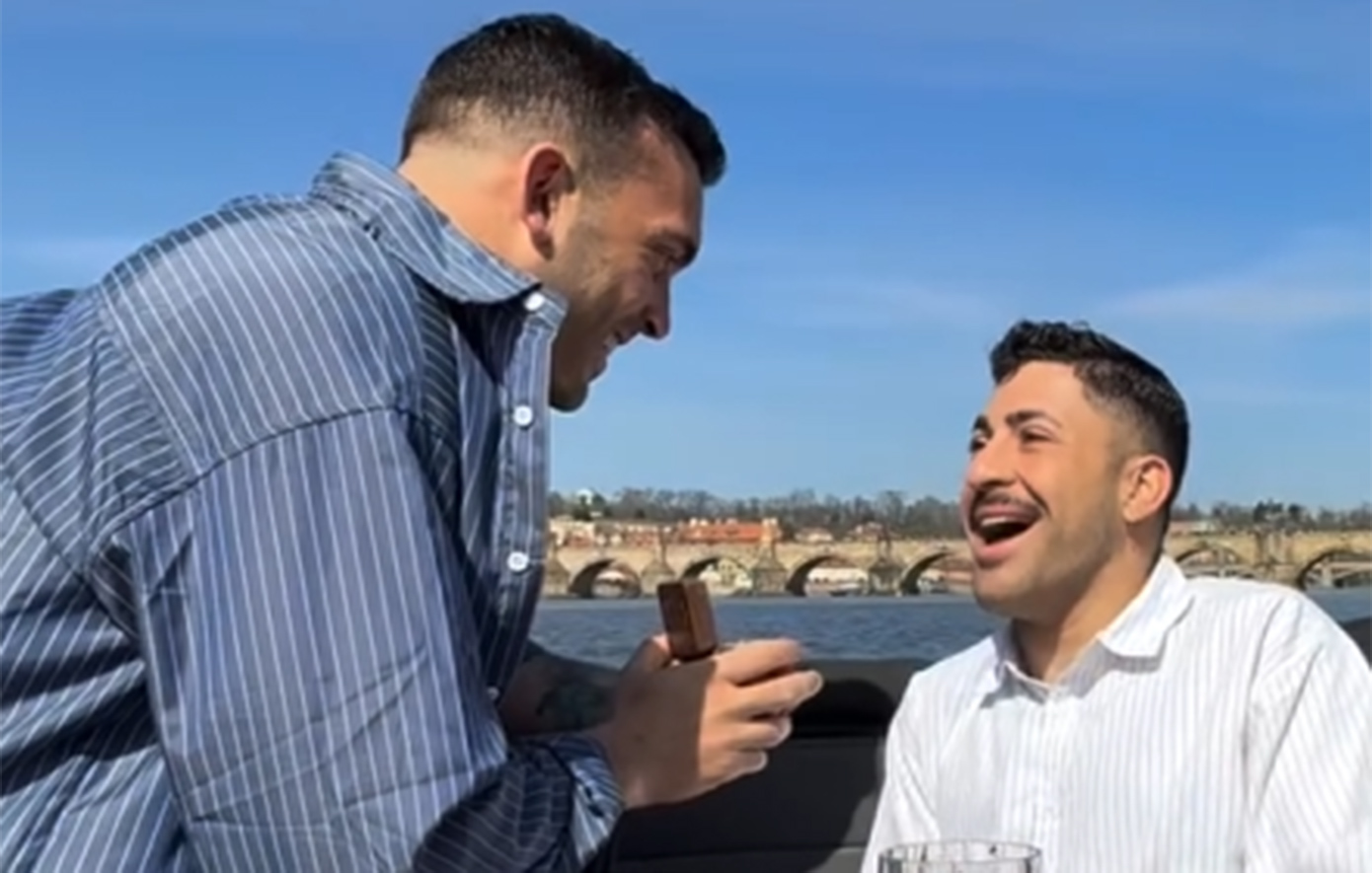 O Ιάσονας Μανδηλάς για την πρόταση γάμου στον σύντροφό του: Ο μπαμπάς μου άνοιξε σαμπάνια και τον πήρε αγκαλιά