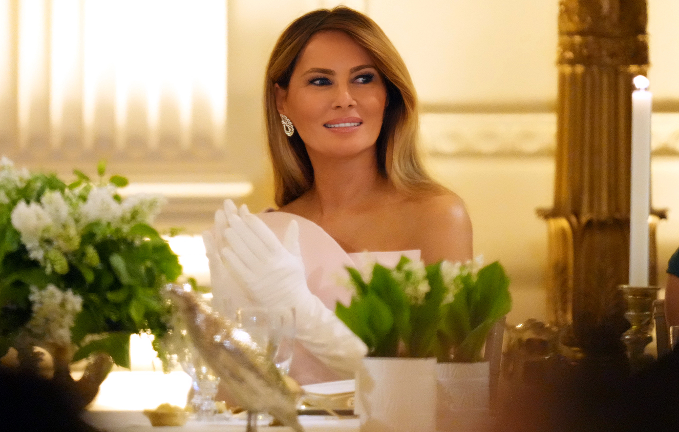 Η Μελάνια Τραμπ εμφανίστηκε με ροζ Dior haute couture φόρεμα σε επίσημο δείπνο με τον Κάρολο