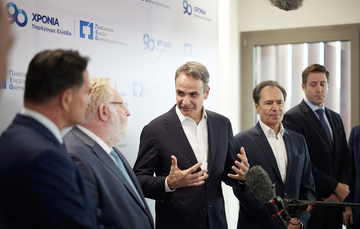 Ο Πρωθυπουργός Κυριάκος Μητσοτάκης επισκέφθηκε το απόγευμα εγκαταστάσεις ελληνικών φαρμακοβιομηχανιών στην Τρίπολη, όπου υλοποιούνται σημαντικές επενδύσεις οι οποίες ενισχύουν την εγχώρια παραγωγή φαρμάκων, στηρίζουν την τοπική οικονομία και δημιουργούν εκατοντάδες θέσεις εργασίας.