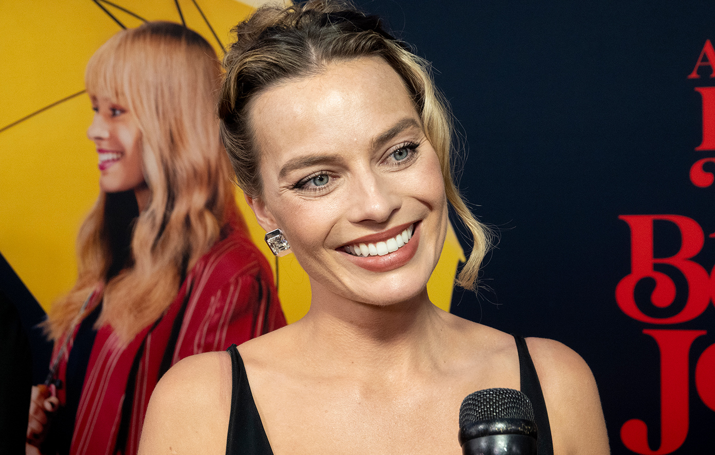 Η Μάργκοτ Ρόμπι σε μια σπάνια εμφάνιση αγκαλιά με τον γιο της στο Λος Άντζελες