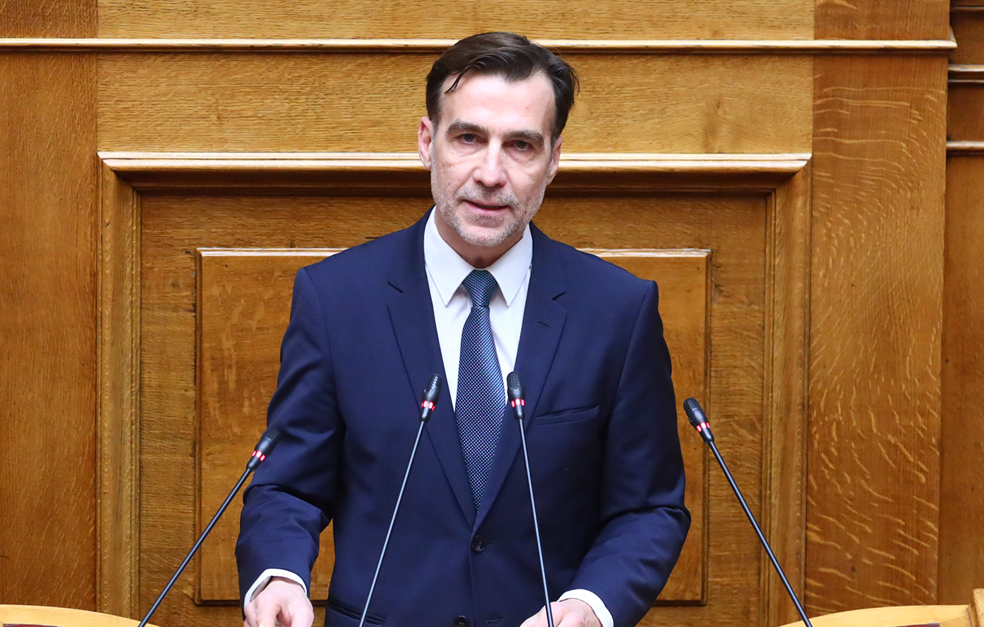 Ο βουλευτής Μιχάλης Χουρδάκης ήθελε να περάσει από το μπλόκο της Αττικής Οδού που είχε κλείσει λόγω της επίσκεψης του εμίρη