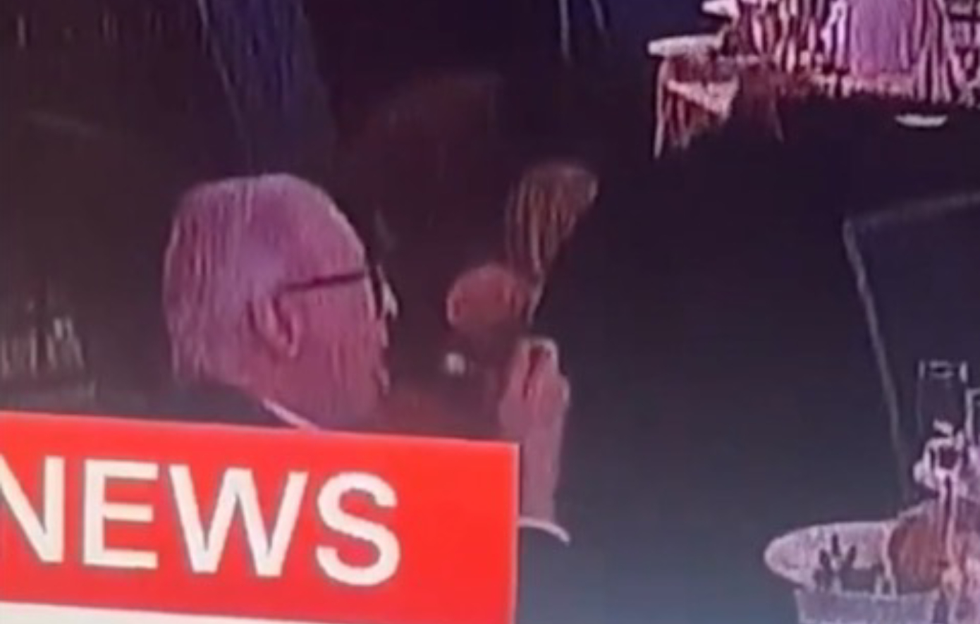 Η πιο ατάραχη αντίδραση στον πανικό στις ΗΠΑ που έγινε viral &#8211; «Δεν υπήρχε περίπτωση να πέσω με το σμόκιν στο βρώμικο πάτωμα»