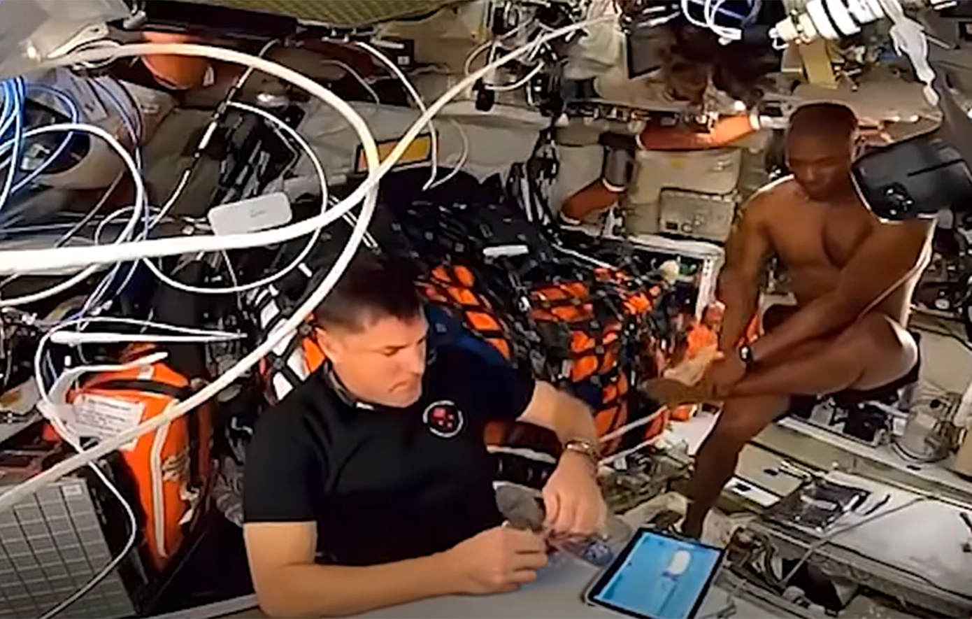 Πώς κάνουν ντους στο διάστημα; Η «γκάφα» της NASA με τον αστροναύτη του Artemis 2 που «λούζεται» &#8211; Δείτε το βίντεο