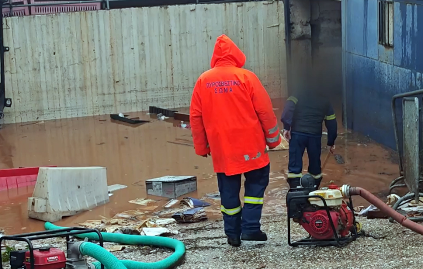 Πλημμύρισε το γκαράζ του αστυνομικού τμήματος στη Νέα Μάκρη από τη σφοδρή κακοκαιρία