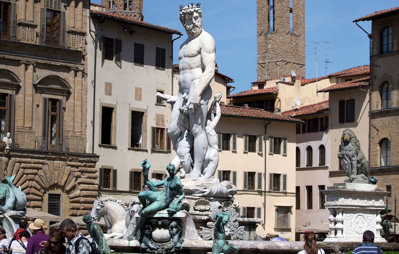 Τουρίστρια σκαρφάλωσε σε ιστορικό συντριβάνι στη Φλωρεντία για να πιάσει τα γεννητικά όργανα του Ποσειδώνα &#8211; Προκάλεσε ζημιά 5.000 ευρώ