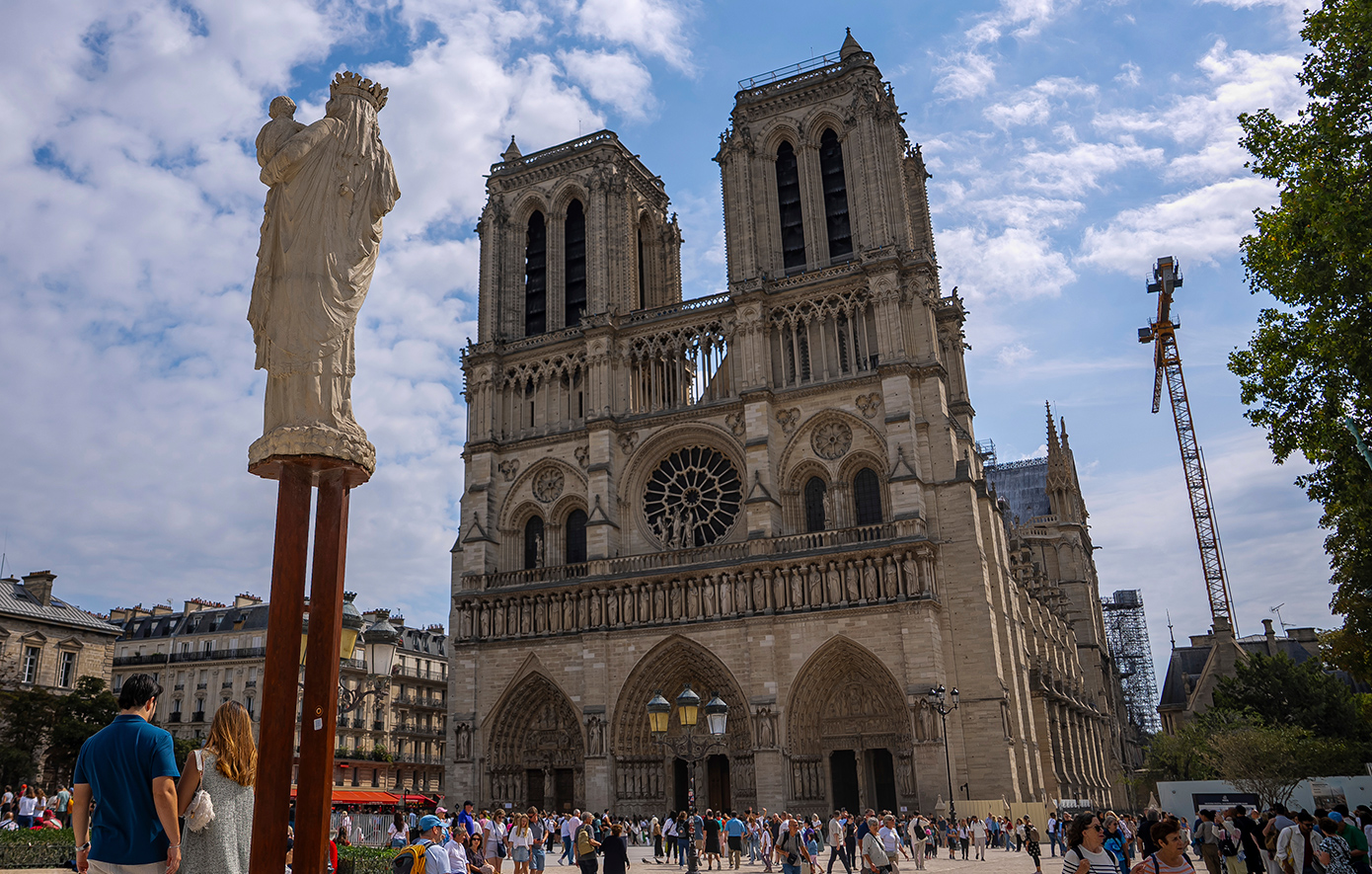 Με θρησκευτική ευλάβεια παρουσιάστηκε και φέτος το Ακάνθινο Στέφανο στην Παναγία των Παρισίων