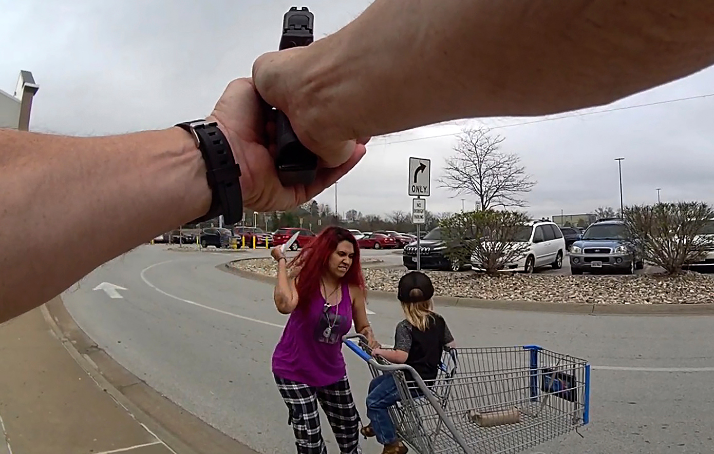 Τρόμος με γυναίκα που μαχαίρωνε μικρό παιδί που είχε απαγάγει – Την πυροβόλησε θανάσιμα η αστυνομία