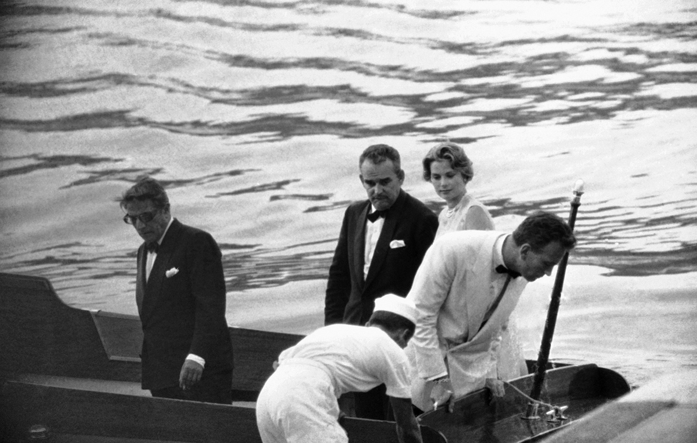 Grace Kelly &#8211; Ρενιέ: «Θα μάθω να τον αγαπώ» &#8211; Το παρασκήνιο του «παραμυθένιου» γάμου και ο ρόλος του Ωνάση