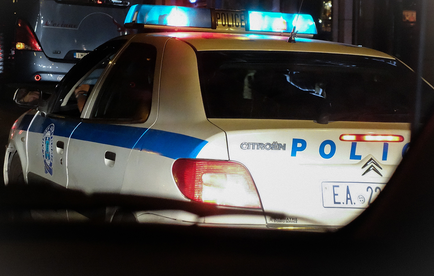 Αναστάτωση στο Κερατσίνι: Άνδρας που πετούσε αντικείμενα στον δρόμο πήδηξε από μπαλκόνι εγκαταλελειμμένου κτιρίου