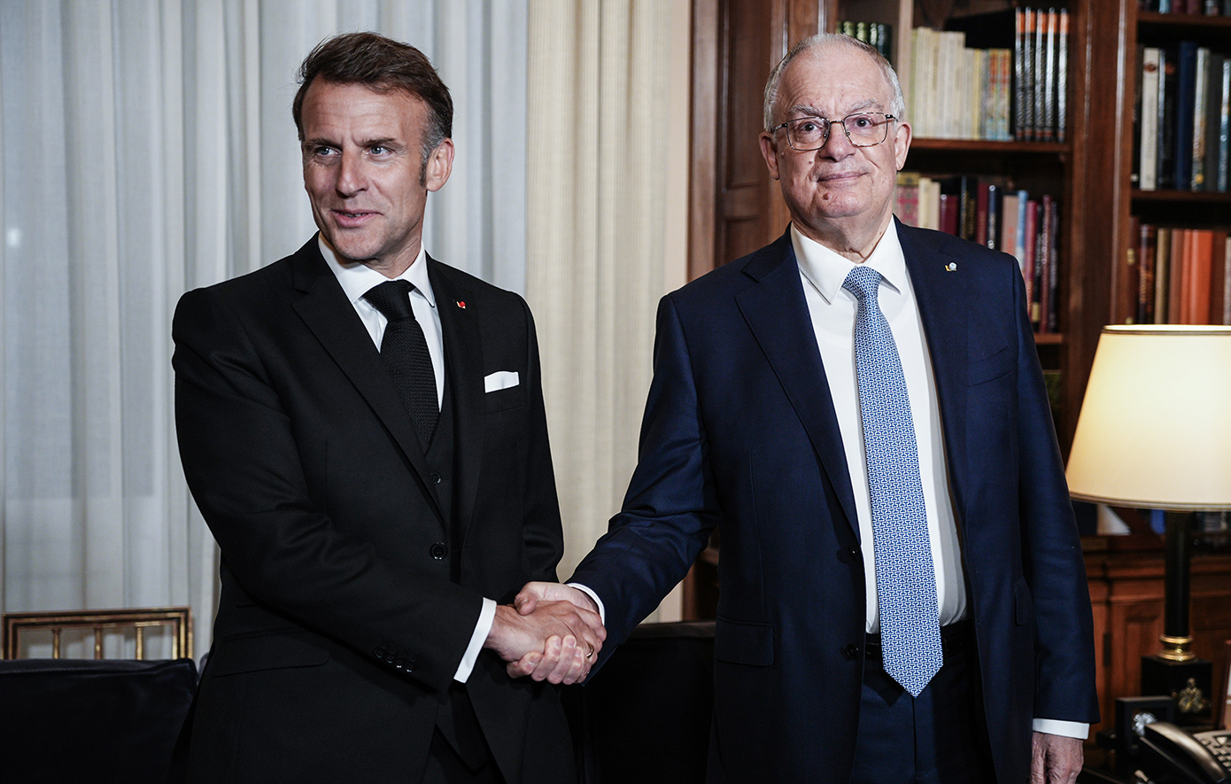 Στο Προεδρικό Μέγαρο ο Εμανουέλ Μακρόν, τον υποδέχτηκε ο Κωνσταντίνος Τασούλας