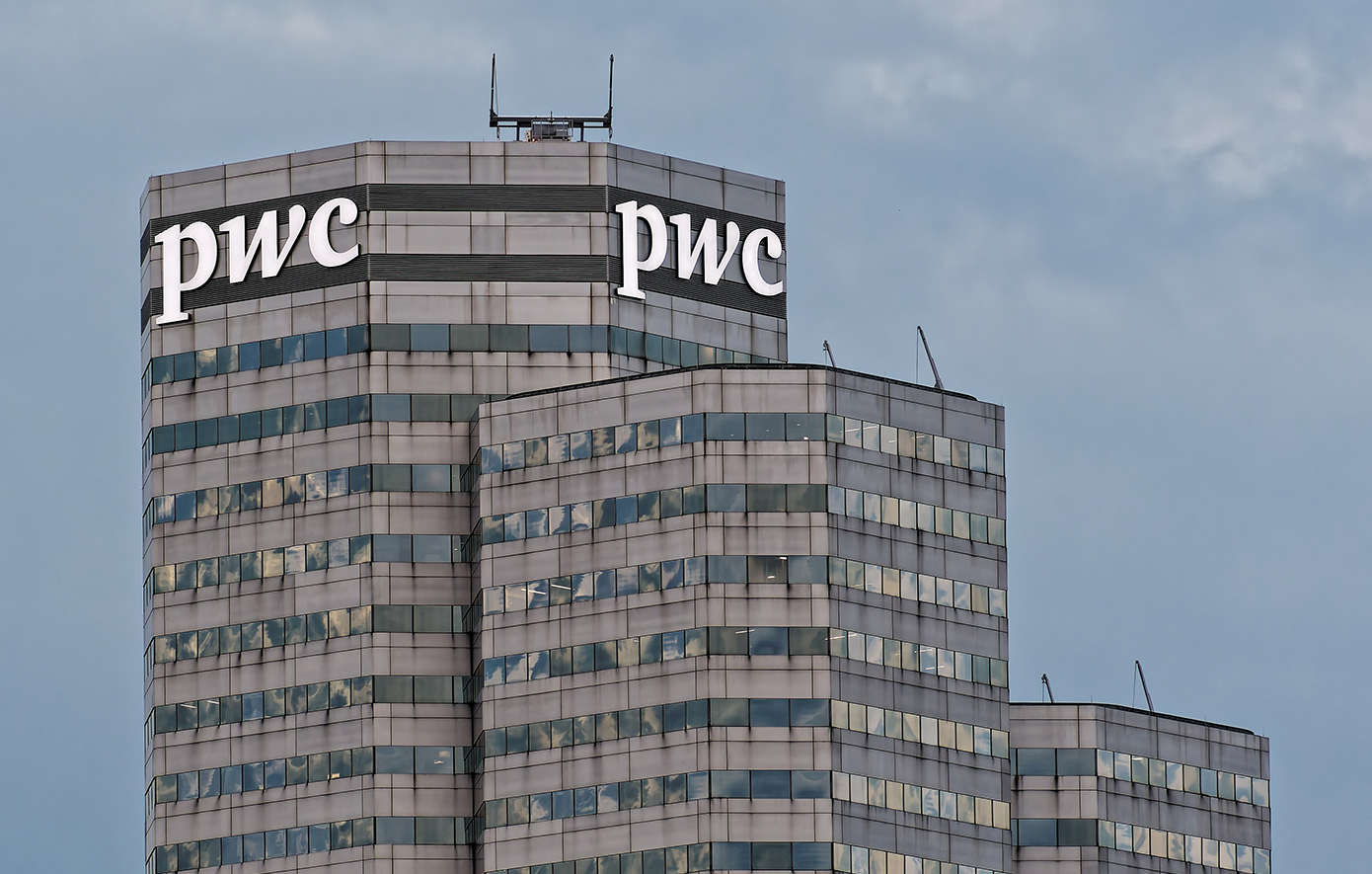 Πρόστιμο-μαμούθ 166 εκατ. δολαρίων και εξαμηνιαίος αποκλεισμός στην PwC για το σκάνδαλο της Evergrande