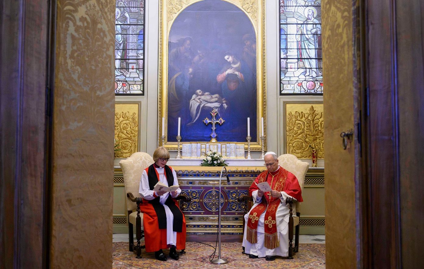 Ιστορική στιγμή στη Βρετανία: Ο Πάπας Λέων ΙΔ&#8217; και η πρώτη γυναίκα αρχιεπίσκοπος προσευχήθηκαν μαζί