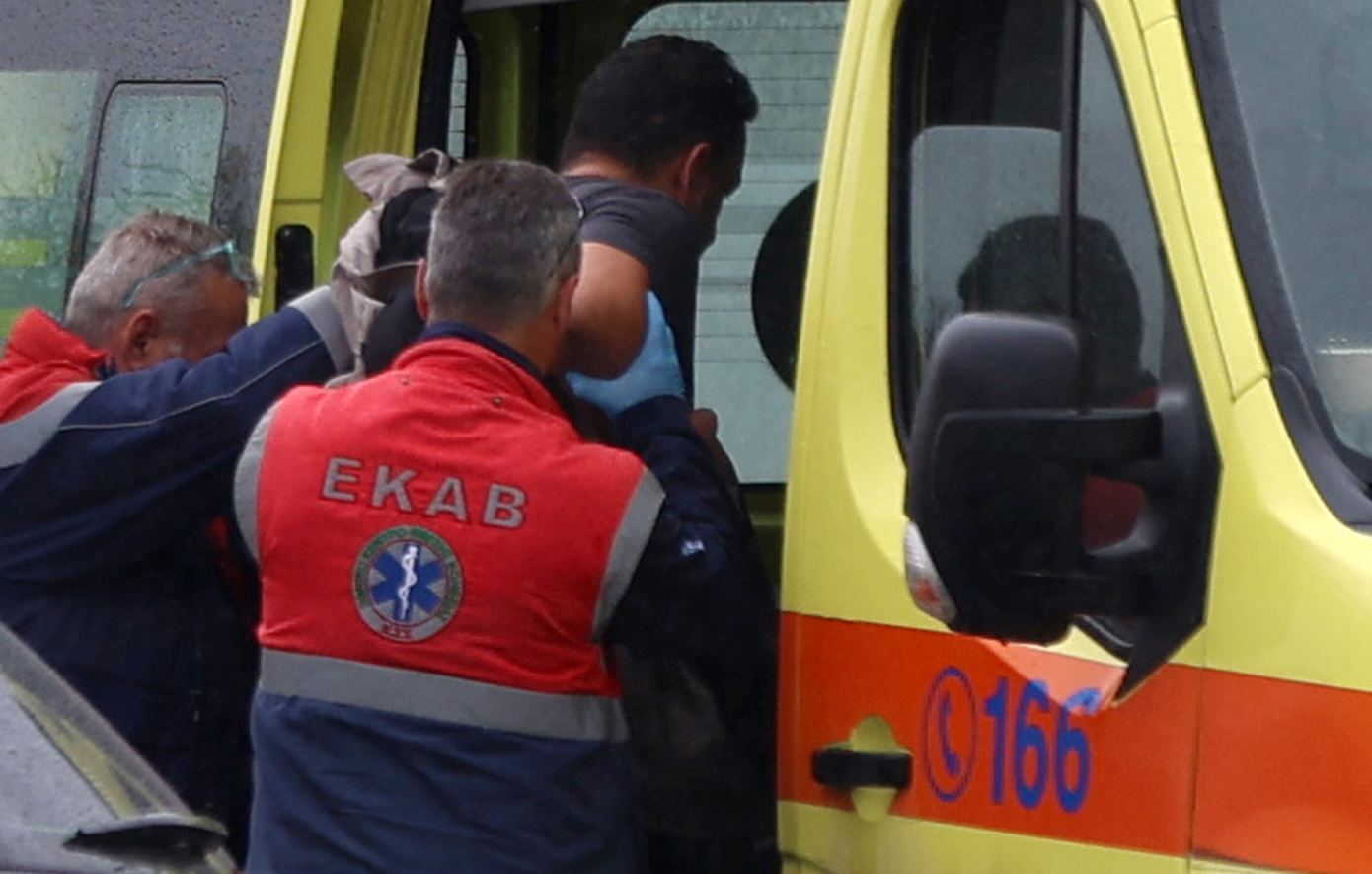 Σε αναπηρικό καροτσάκι βγήκε από το δικαστήριο ο Πάνος Ρούτσι, αποχώρησε με ασθενοφόρο &#8211; «Ασκήθηκε βία εναντίον γονιών» καταγγέλλει η Κωνσταντοπούλου