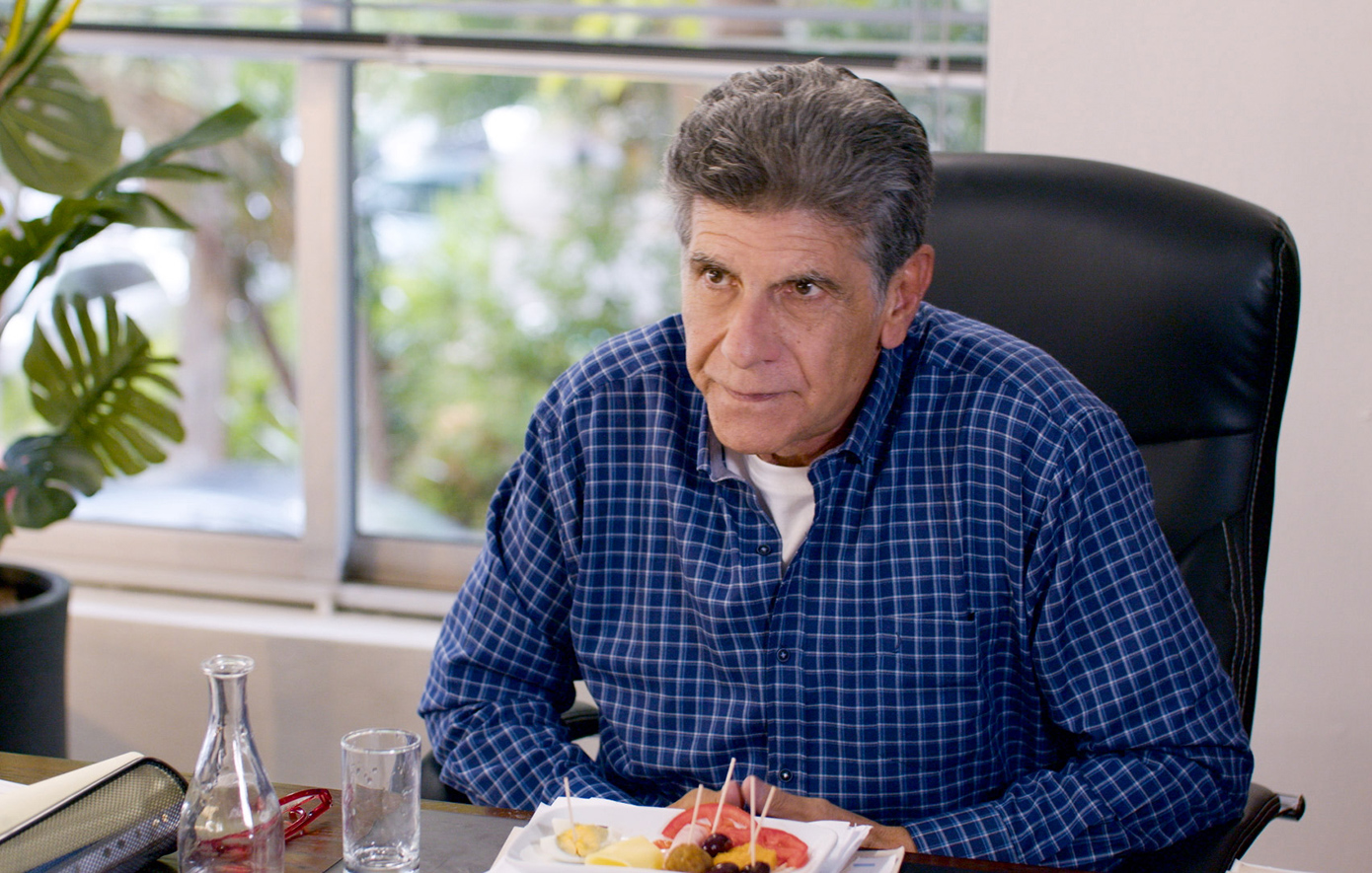 «Σούπερ Ήρωες»: Μια νεαρή πελάτισσα και πρώην φλερτ του Περικλή αρχίζει να του κάνει stalking