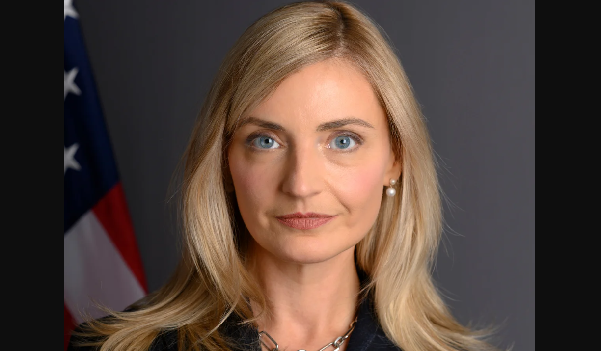 Η «φωνή του Τραμπ» στην Ευρώπη: Ποια είναι η Σάρα Ρότζερ που που προωθεί το MAGA στην ΕΕ