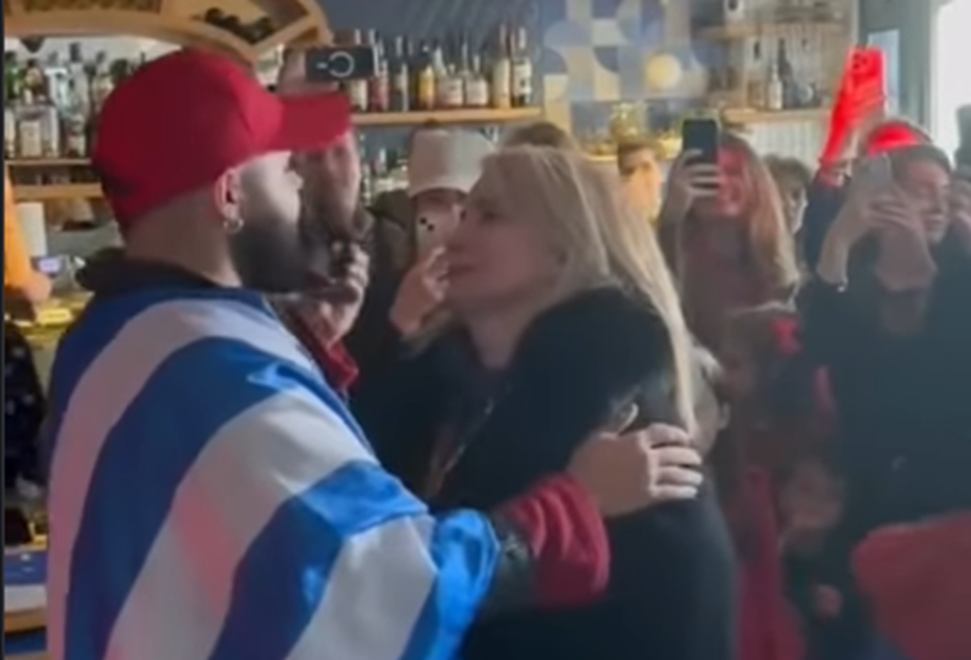 Η συγκίνηση του Ακύλα στις Βρυξέλλες: Δάκρυα και αγκαλιές με τη μητέρα του μπροστά στους Έλληνες της διασποράς