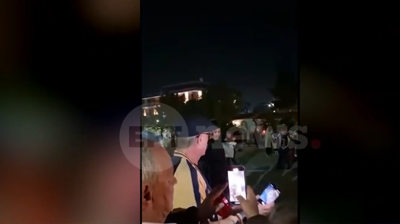 Η διακριτική παρουσία του Ντάνιελ Κρεγκ στην περιφορά του Επιταφίου στη Γλυφάδα