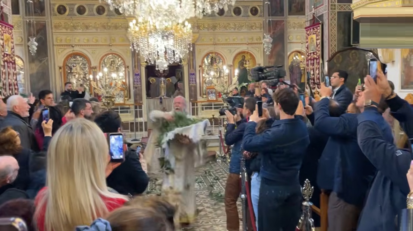 Χίος: Η Πρώτη Ανάσταση με δάφνες από τον&#8230; ιπτάμενο παπά στον Ιερό Ναό της Παναγίας Ευαγγελίστριας