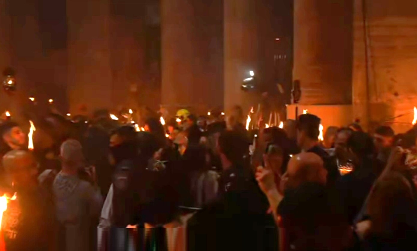 Πανηγυρικό κλίμα στην τελετή αφής του Αγίου Φωτός στα Ιεροσόλυμα