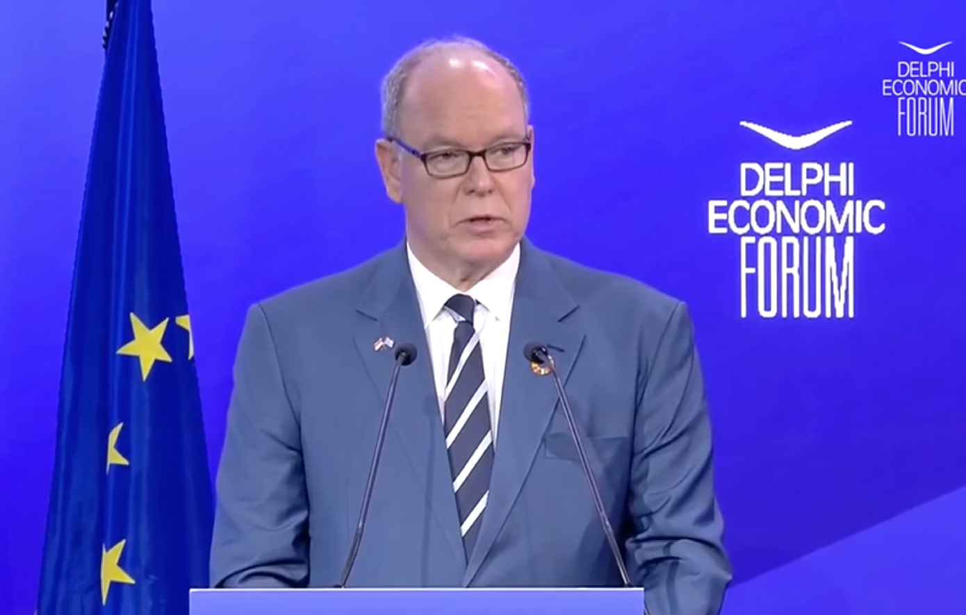 Πρίγκιπας Αλβέρτος: Με δύο καρφίτσες στο πέτο, τη σημαία του Μονακό και της Ελλάδας, στο Φόρουμ των Δελφών